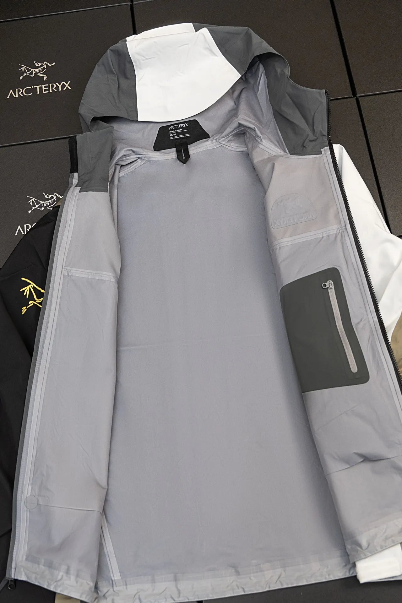 ARC‘TERYX x beams Beta Series-、 Factory TNF ； zp ； 21777 ～ zp Logo ； ； BETA： 。 LT ： ， Wear-Resistant。 GORE-TEX： 、 、Breathable Ykk ； COLOR: SIZE：S M L XL S ： 72 116 60 48 M ： 74 118 62 50 L ： 76 122 64 52 XL ： 78 126 66 54